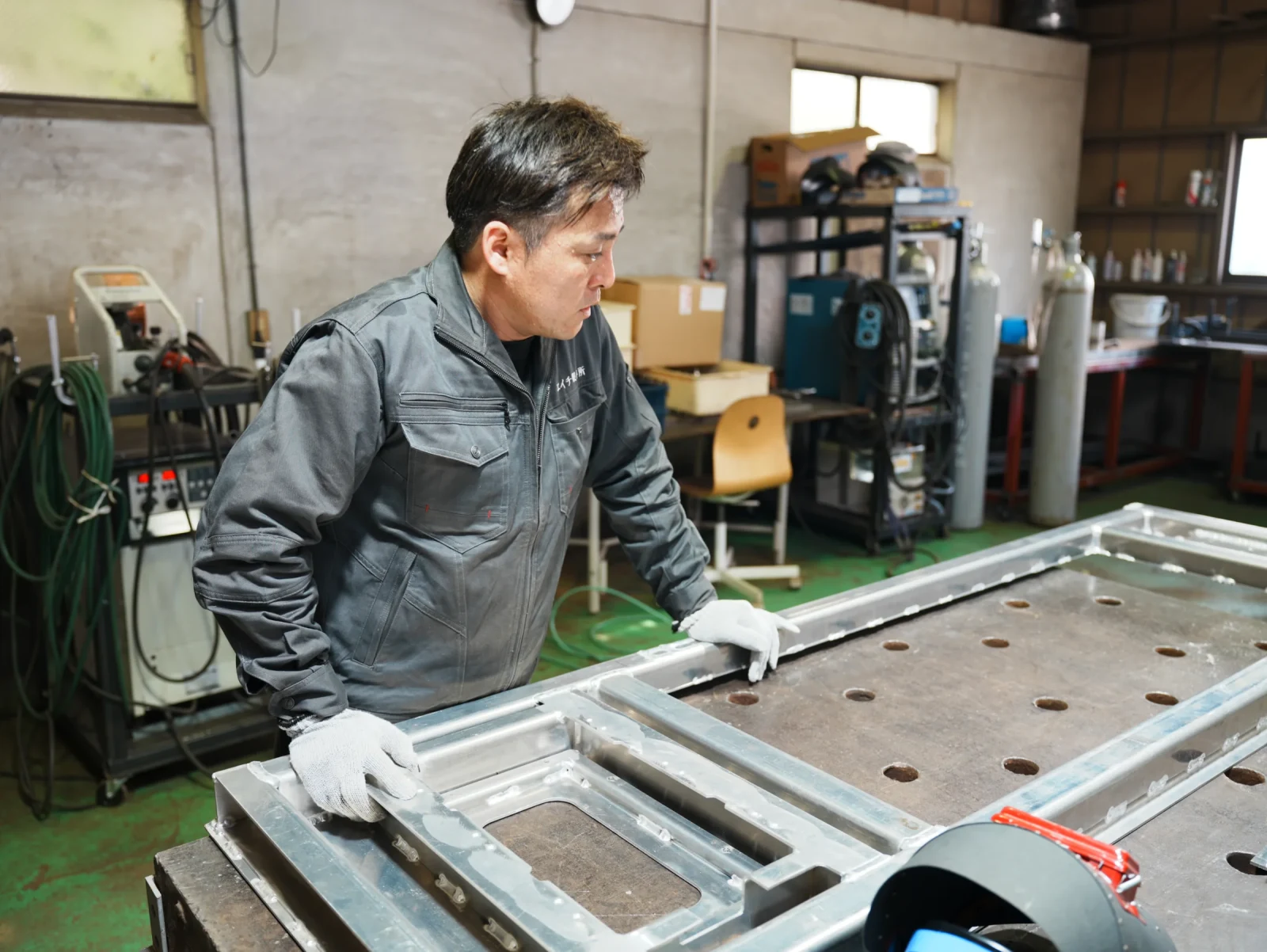 工場で製作品を確認するスタッフ