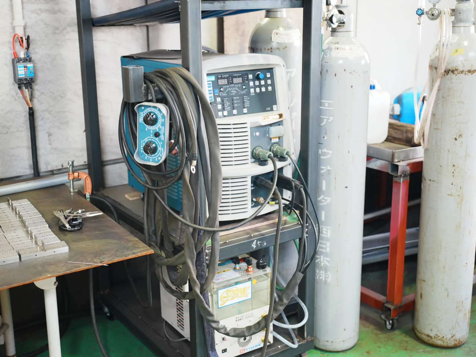 工場で使用するTIG溶接機