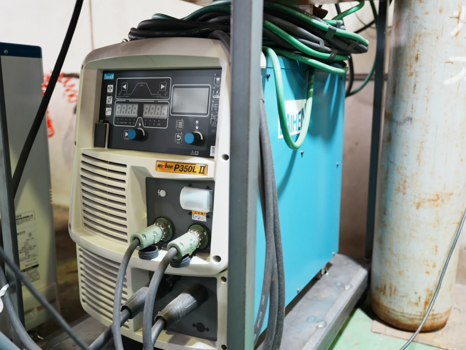 工場で使用する半自動溶接機